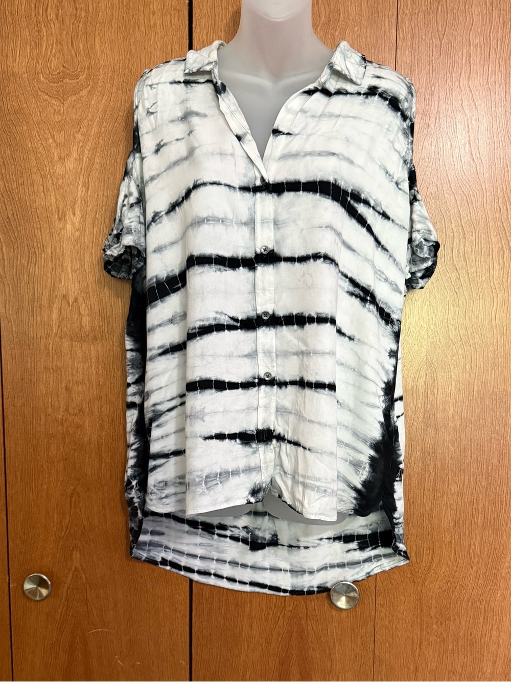 Rock & Republic Black and White Tie-Dye Button Up Blouse Cut Out Shoulders XL